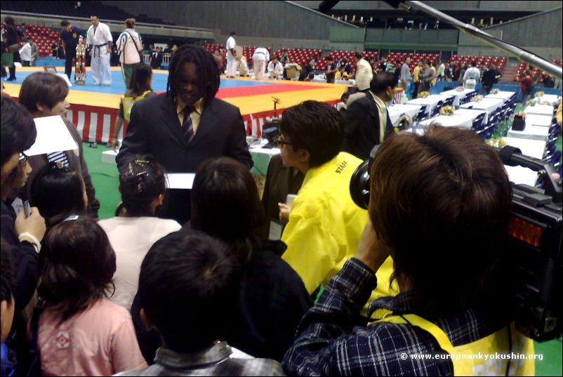 World Champion<br>Ewerton Teixeira<br>giving the autographs