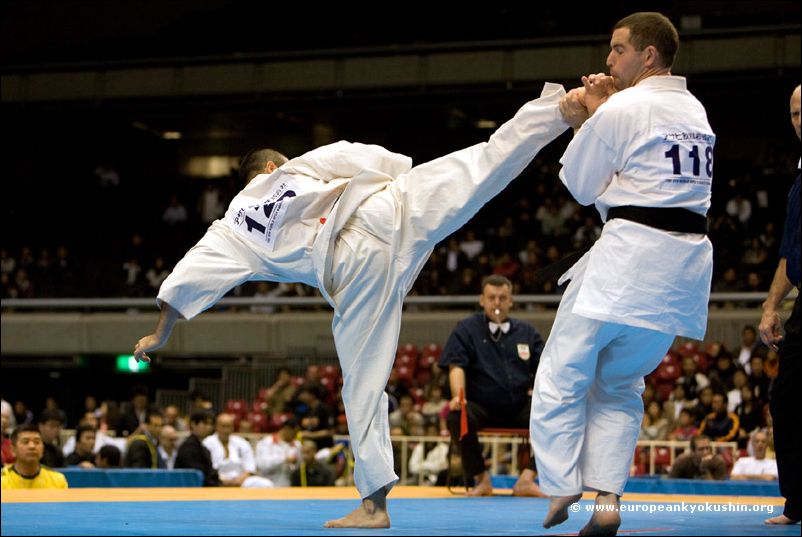Kidachi (Japan)<br>ushiro-mawashi-geri