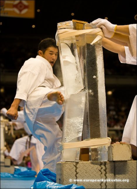 Special demonstration<br>Ice breaking