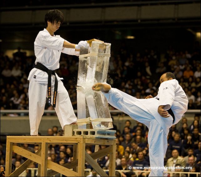 Special demonstration<br>Ice breaking
