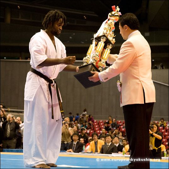 Kancho Matsui<br>handing the cup