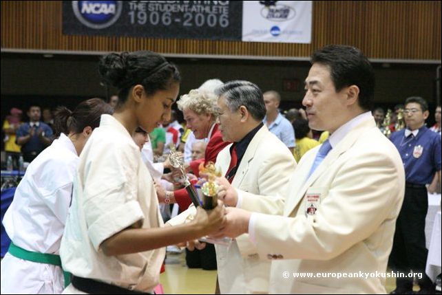Kancho Matsui<br>handing the awards